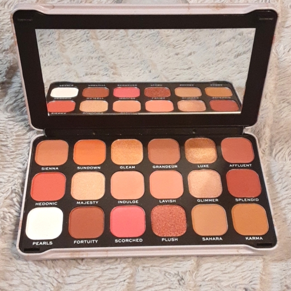 MAKEUP REVOLUTION FOREVER FLAWLESS DECADENT EYESHADOW PALETTE